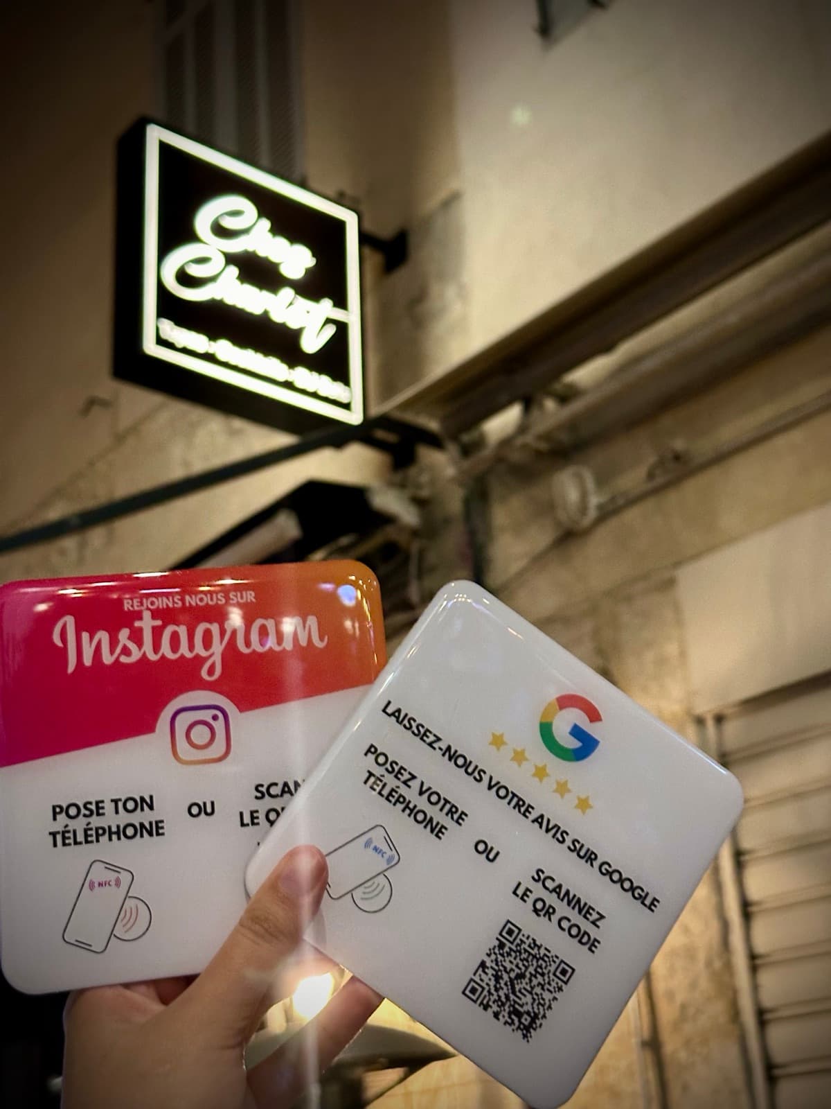 Plaquettes NFC Instagram et Google chez Chez Charlot