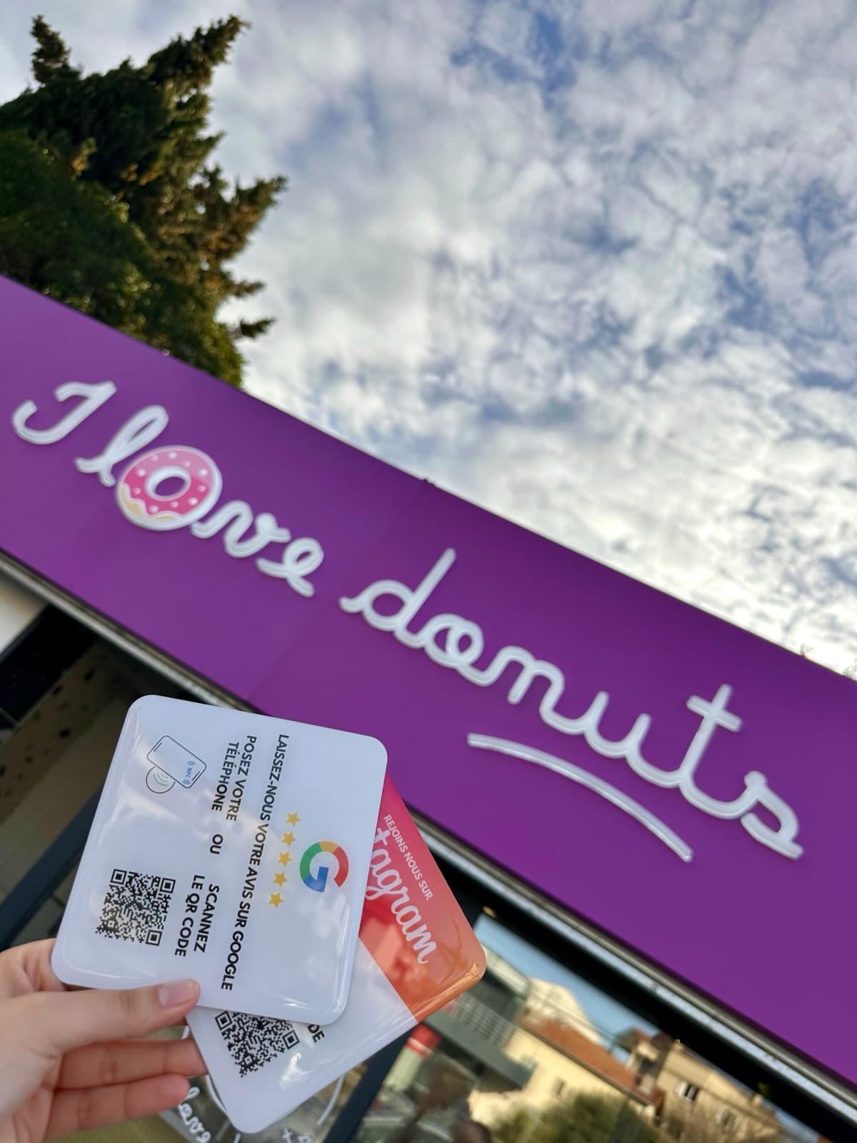 Plaquettes NFC Google et Instagram chez I Love Donuts