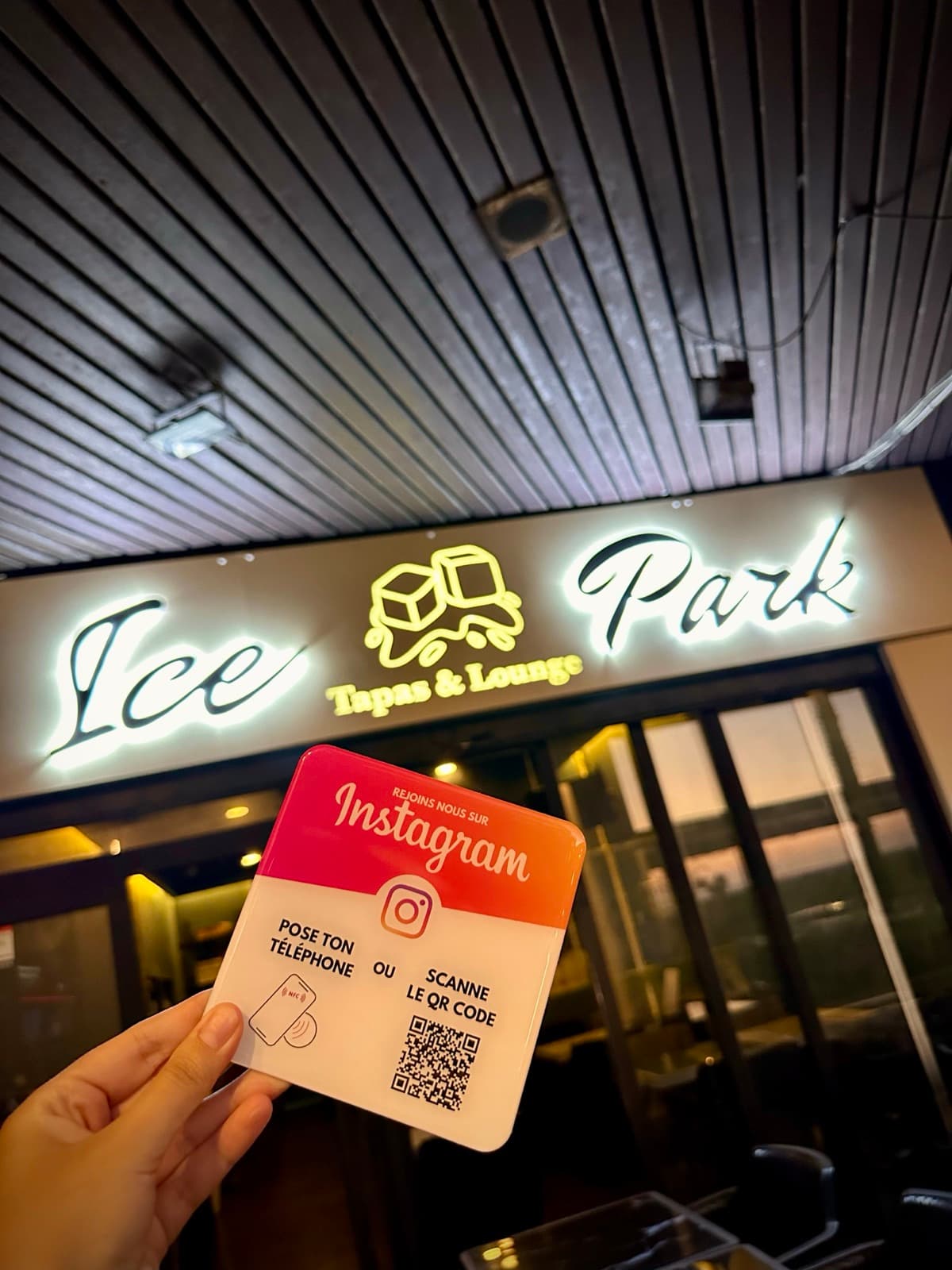 Plaquette NFC Instagram chez Ice Park Tapas & Lounge