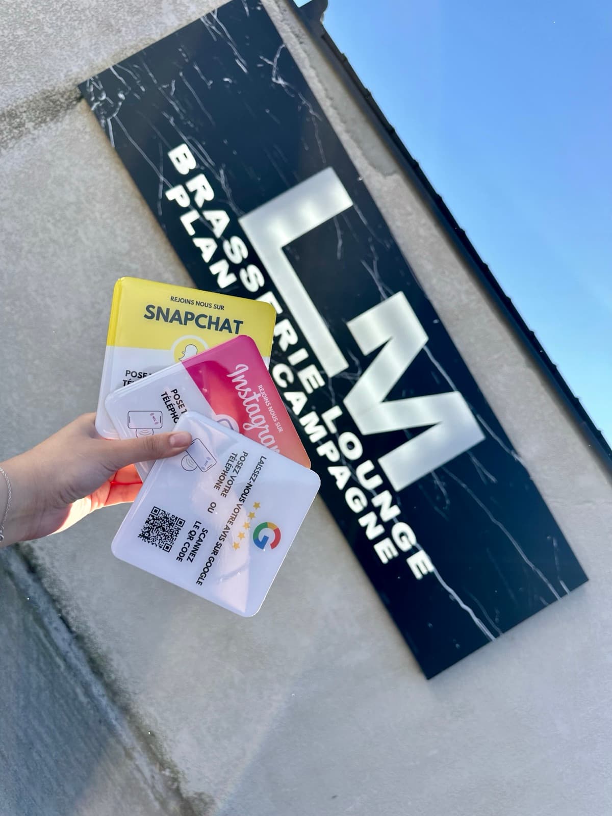 Plaquettes NFC Snapchat, Instagram et Google chez LM Brasserie Lounge