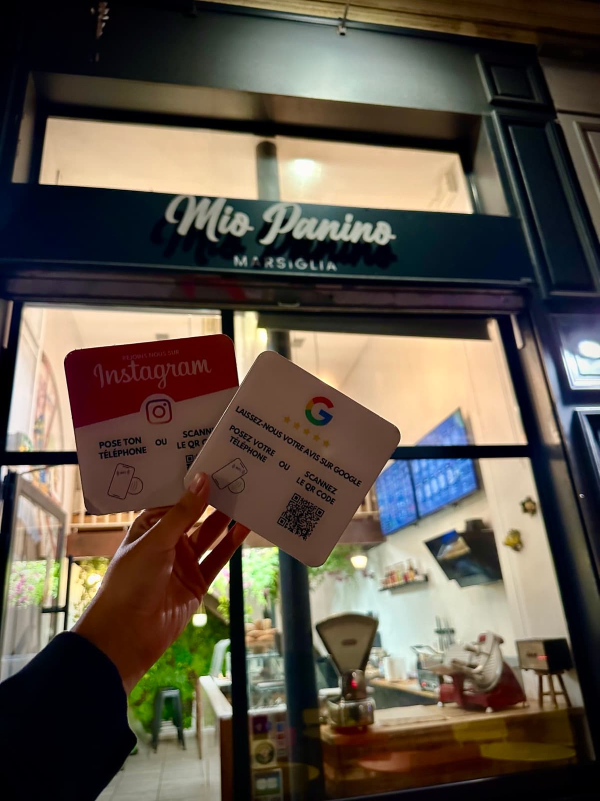 Plaquette NFC Instagram et Google chez Mio Panino Marsiglia