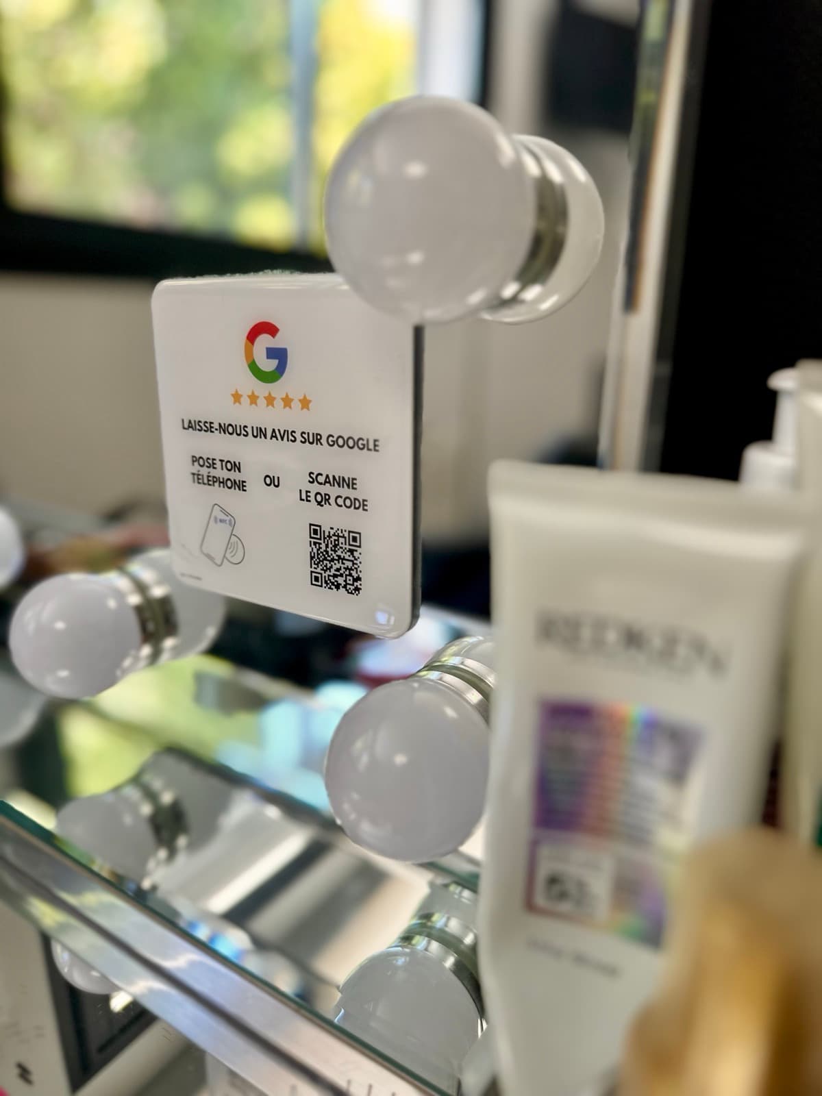 Plaquette NFC avis Google installée dans un salon
