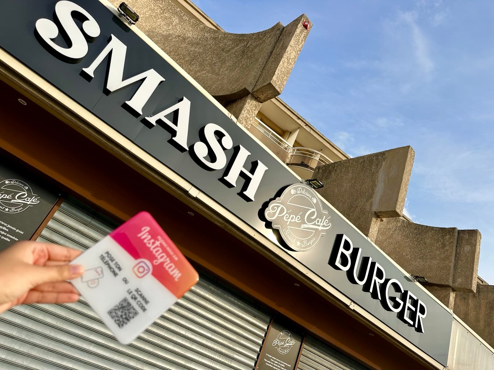 Plaquette NFC Instagram chez Smash Burger / Pépé Café