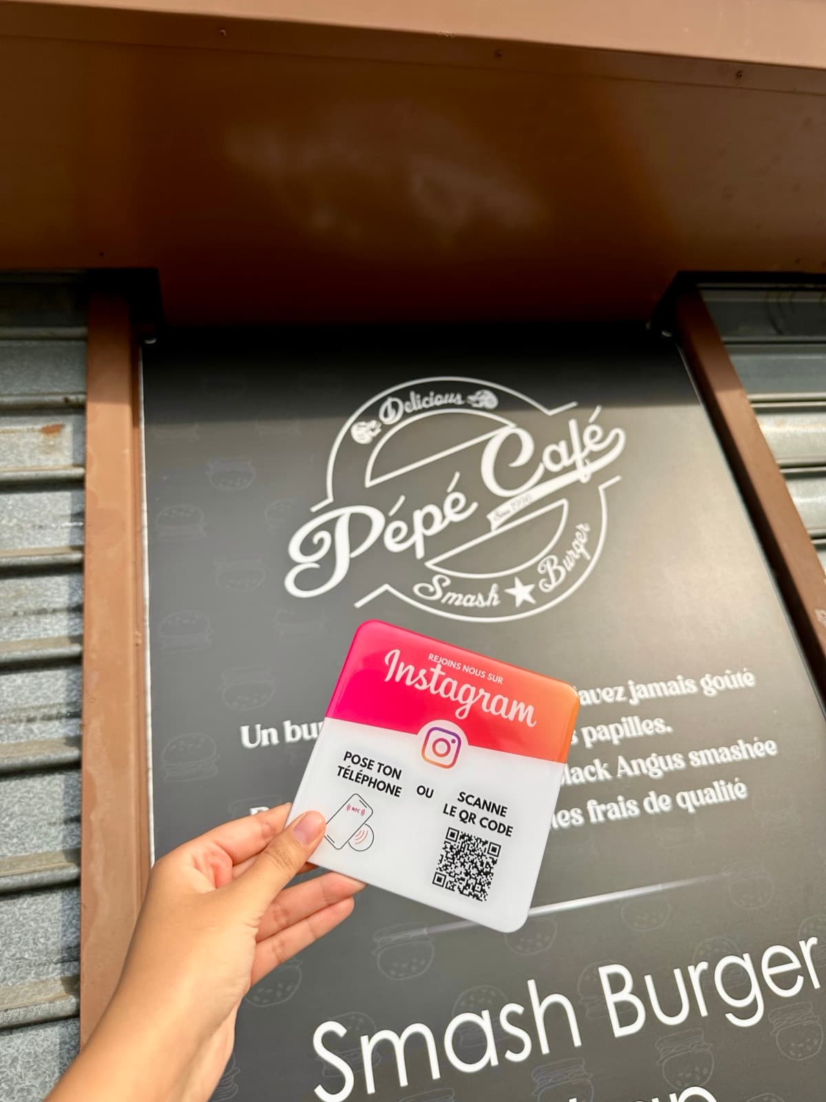 Plaquette NFC Instagram chez Pépé Café