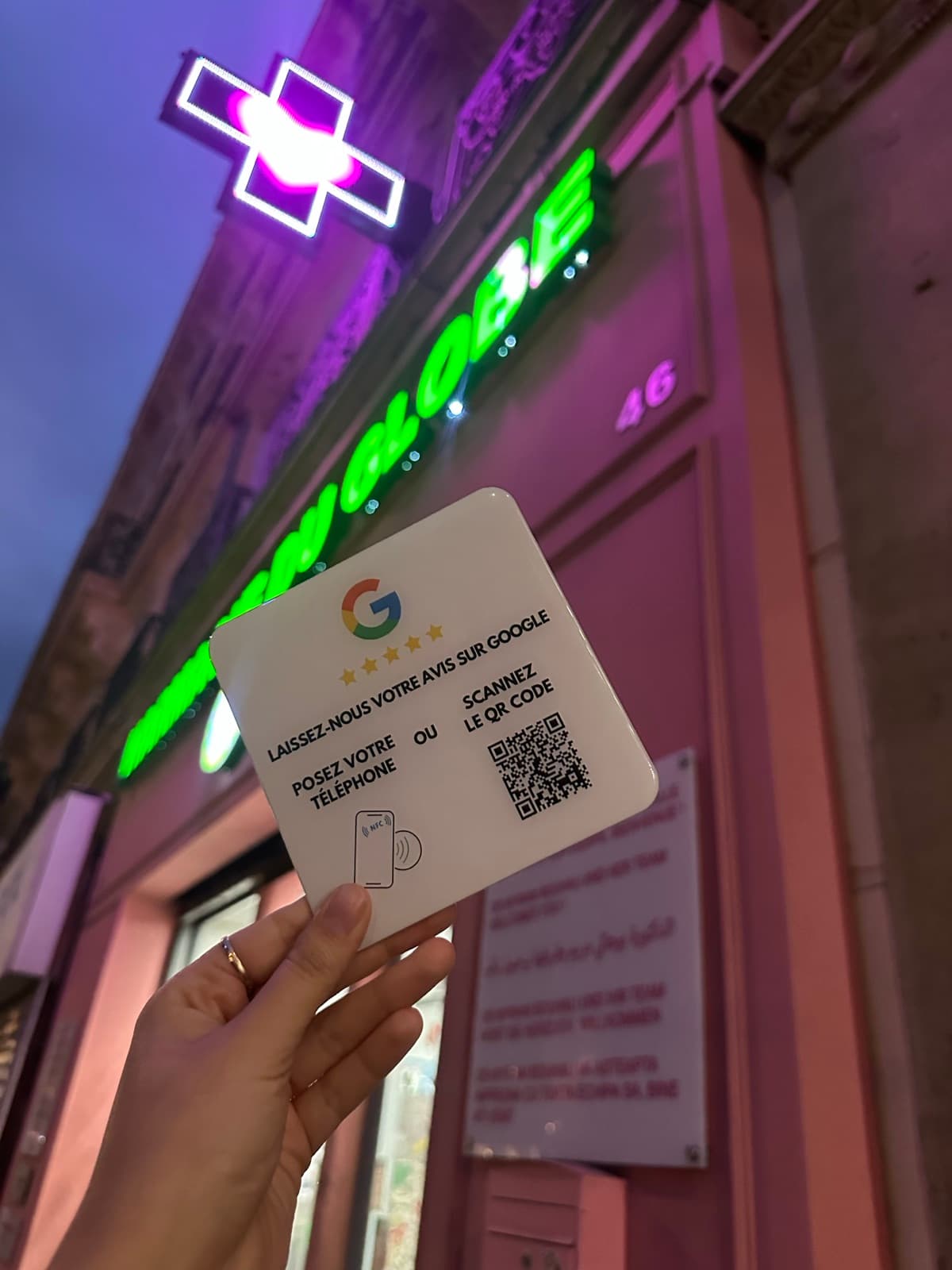 Plaquette NFC avis Google utilisée devant une pharmacie
